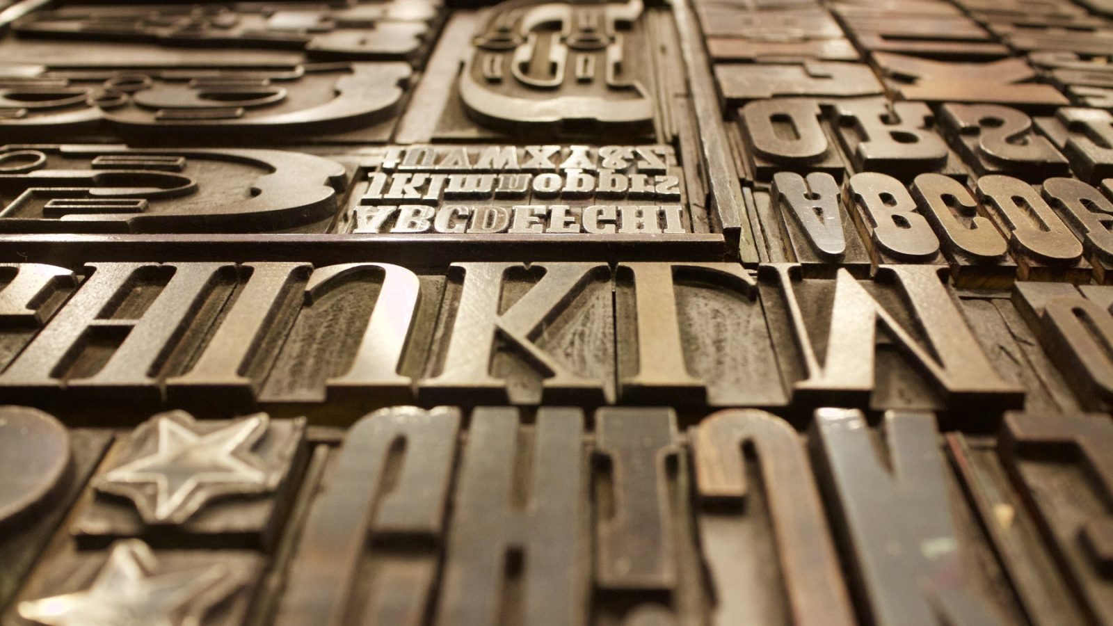 Close-up of mixed wood and metal letterpress type